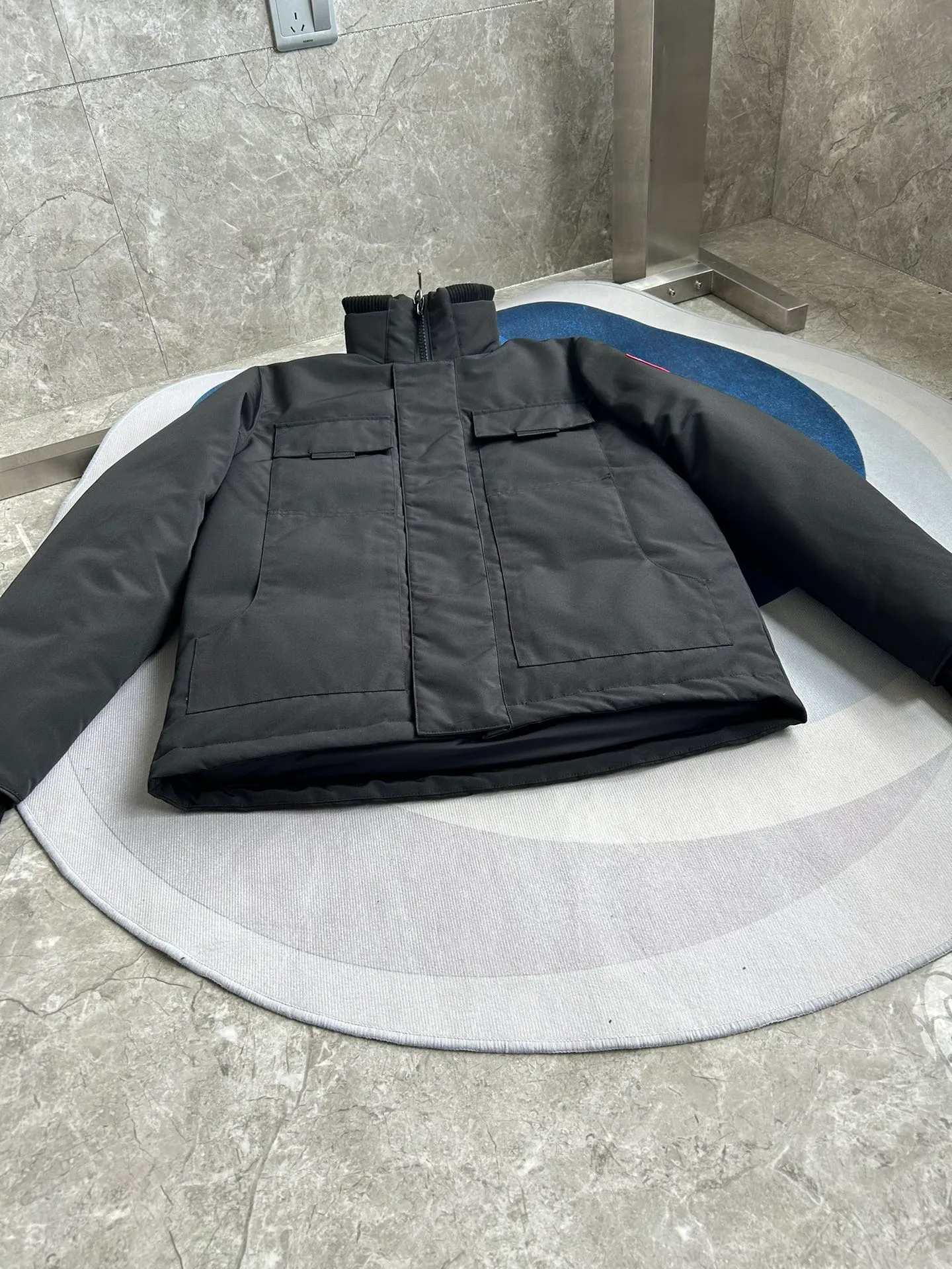 P840 E24 model 5816M Expedition men's model black detail. Sizes: XS S M L XL XXL.